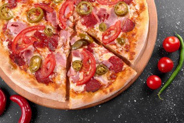 Masadaki pizzanın fotoğrafı.