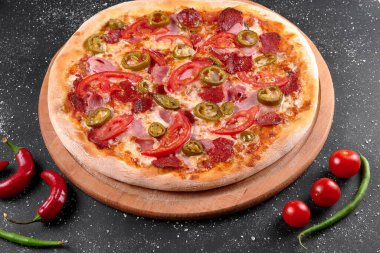 Masadaki pizzanın fotoğrafı.