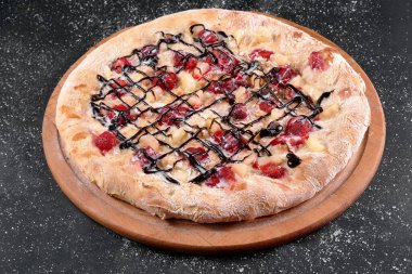 Masadaki pizzanın fotoğrafı.