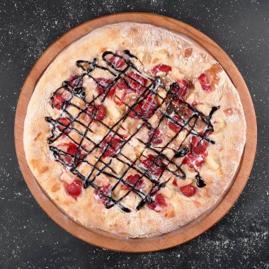 Masadaki pizzanın fotoğrafı.