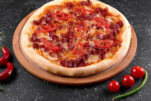 Masadaki pizzanın fotoğrafı.