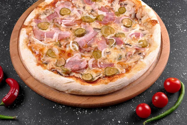 Masadaki pizzanın fotoğrafı.