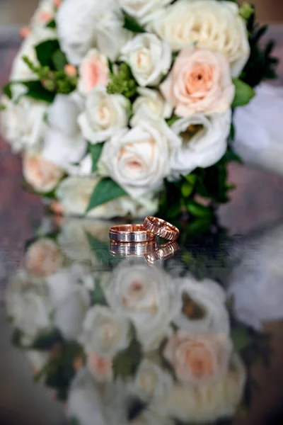 반지와 꽃다발 — 스톡 사진