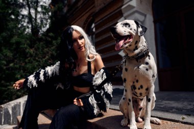 Bir Dalmaçyalıyla Cruella de Vil 'de Cosplay