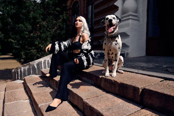 stock image Cosplay on Cruella de Vil with a Dalmatian