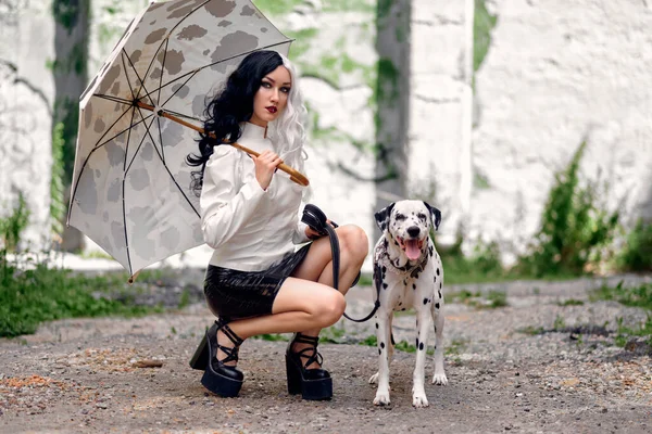 Cosplay Cruella Vil Dalmatyńczykiem — Zdjęcie stockowe
