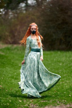 Kostümcü kız ormanda elf.