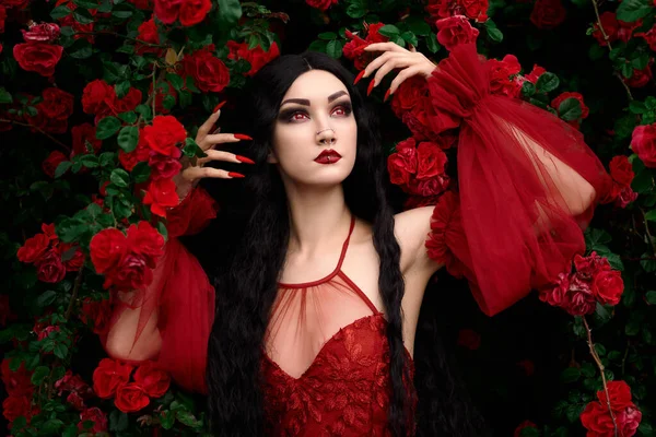 Kırmızı Güllerin Arka Planında Vampir Kız — Stok fotoğraf