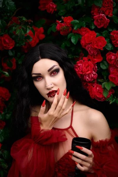 Βρικόλακας Κορίτσι Φόντο Κόκκινων Τριαντάφυλλων — Φωτογραφία Αρχείου
