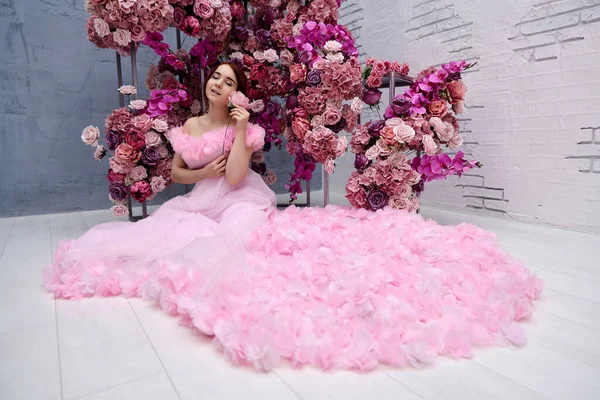 Menina Vestido Rosa Fundo Flores — Fotografia de Stock