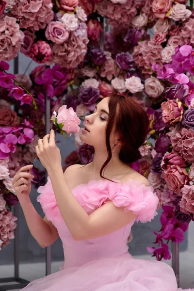Menina Vestido Rosa Fundo Flores — Fotografia de Stock