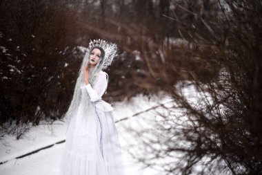Kostümlü Kar Kraliçesi kışın ormanda