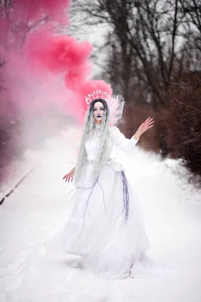 Cosplay Βασίλισσα Του Χιονιού Στο Δάσος Χειμώνα — Φωτογραφία Αρχείου