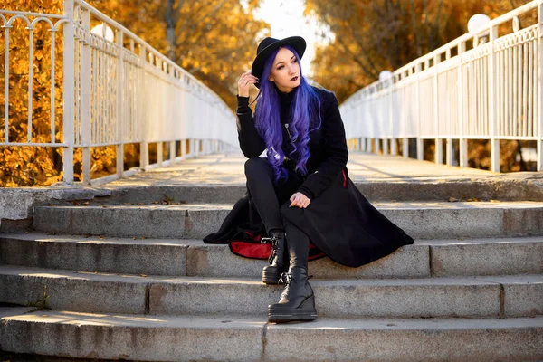 秋天的公园里 一个紫色头发的女孩 — 图库照片