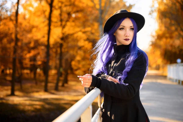 Дівчина Фіолетовим Волоссям Восени Парку — стокове фото