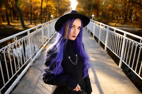 Дівчина Фіолетовим Волоссям Восени Парку — стокове фото