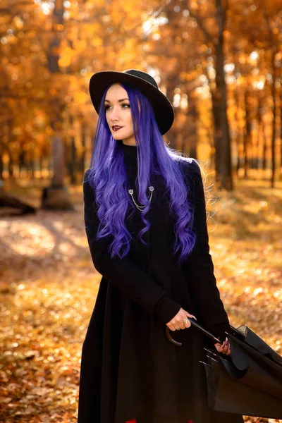 가을에 보라색 머리를 공원에서 — 스톡 사진