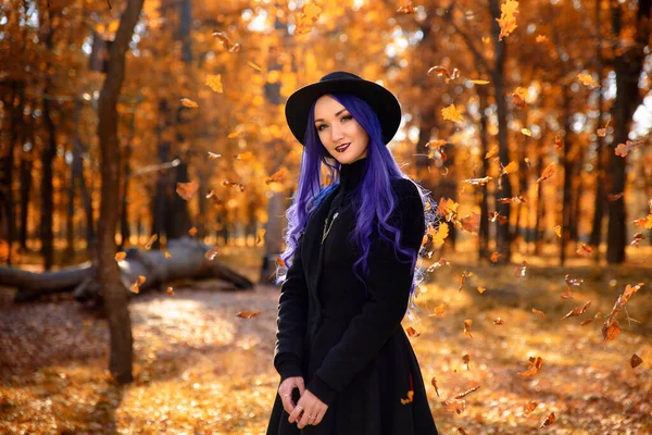 秋天的公园里 一个紫色头发的女孩 — 图库照片