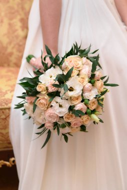 Gelinin düğün buketinin fotoğrafı.