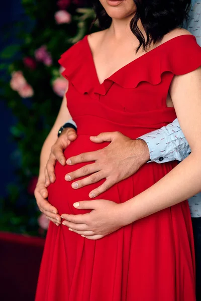 Guy Těhotná Dívka Držet Ruce Břiše — Stock fotografie