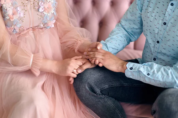 Guy Dan Gadis Hamil Berpegangan Tangan Perut Mereka — Stok Foto