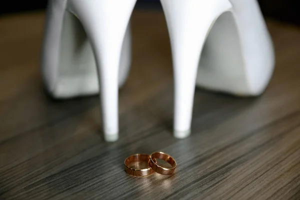 Anéis Casamento Sapatos Fundo — Fotografia de Stock