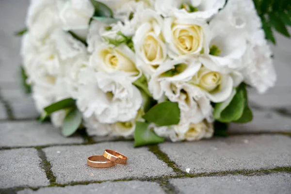 Svatební Prsteny Kytice Pozadí — Stock fotografie