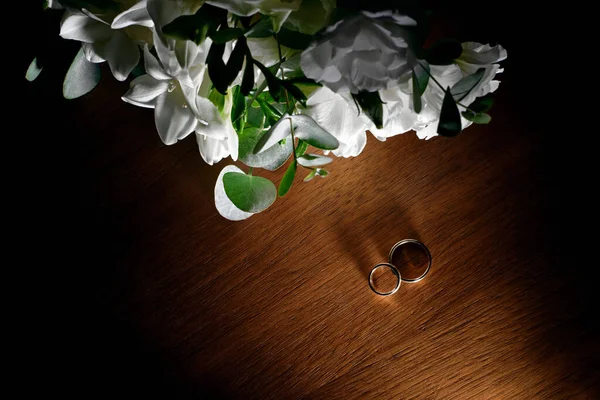 반지와 꽃다발등 — 스톡 사진