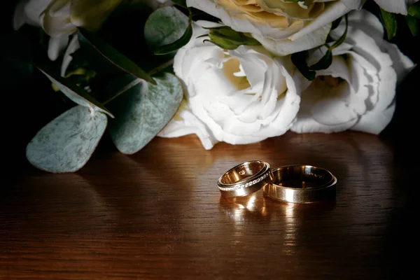 반지와 꽃다발등 — 스톡 사진