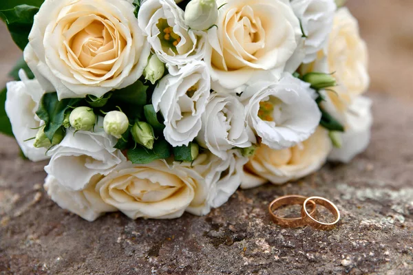 Wedding Rings Bouquet Background — Stock Photo, Image