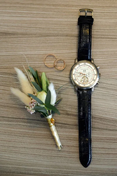 背景上的婚戒和手表 — 图库照片