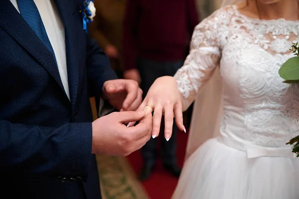 Cincin Pernikahan Tangan Close — Stok Foto