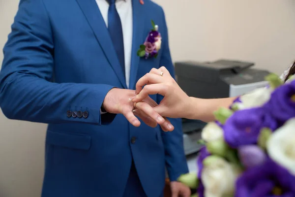 Anéis Casamento Mãos Close — Fotografia de Stock