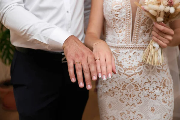Cincin Pernikahan Tangan Close — Stok Foto