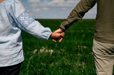 Aşık Çift Elele tutuşuyor