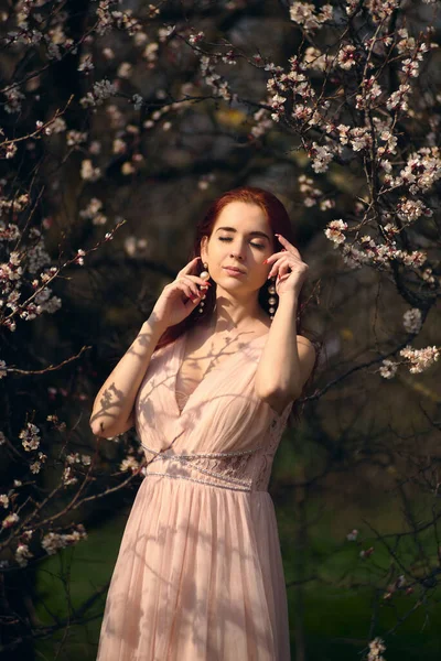 Çiçek Açan Bahçelerde Elbiseli Bir Kız — Stok fotoğraf