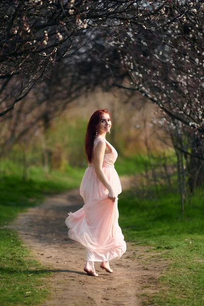 在盛开的花园里穿裙子的女孩 — 图库照片