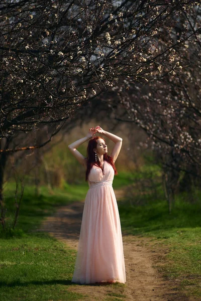 Κορίτσι Φόρεμα Ανθισμένους Κήπους — Φωτογραφία Αρχείου