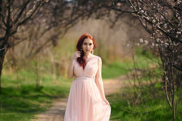 在盛开的花园里穿裙子的女孩 — 图库照片