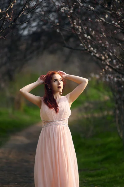 庭の花のドレスの女の子 — ストック写真