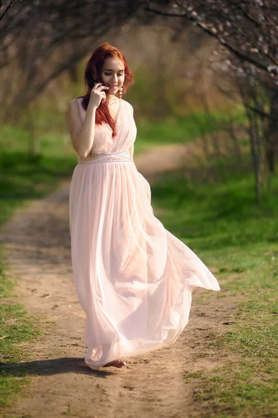 Κορίτσι Φόρεμα Ανθισμένους Κήπους — Φωτογραφία Αρχείου
