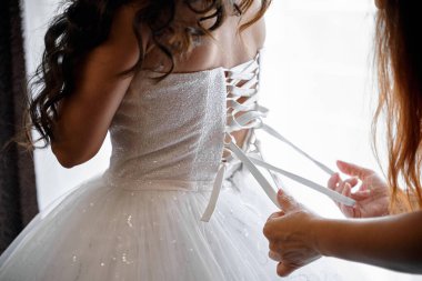 Çok çeşitli düğün ayrıntıları. Yaka çiçeği, korse, çiçekler ve daha fazlası.