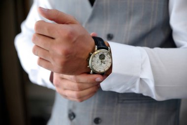 Çok çeşitli düğün ayrıntıları. Yaka çiçeği, korse, çiçekler ve daha fazlası.