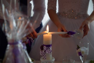 Düğün çifti mum yakıyor.