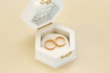 Farklı geçmişlere sahip evlilik yüzükleri.