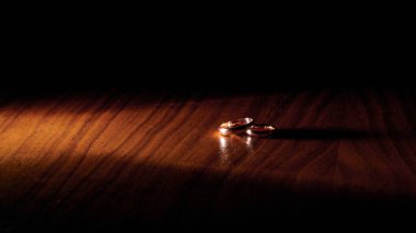 Farklı geçmişlere sahip evlilik yüzükleri.