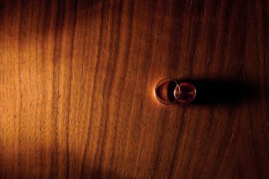 Farklı geçmişlere sahip evlilik yüzükleri.