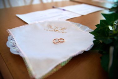 Farklı geçmişlere sahip evlilik yüzükleri.