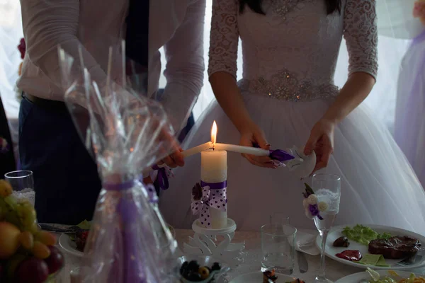Весільна Пара Запалює Свічку — стокове фото