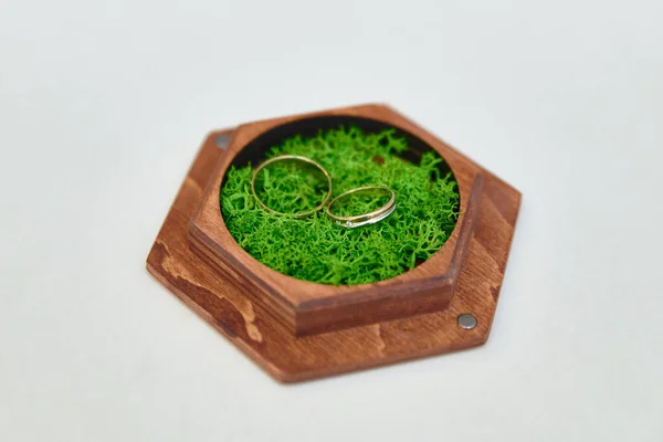 不同背景的结婚戒指 — 图库照片